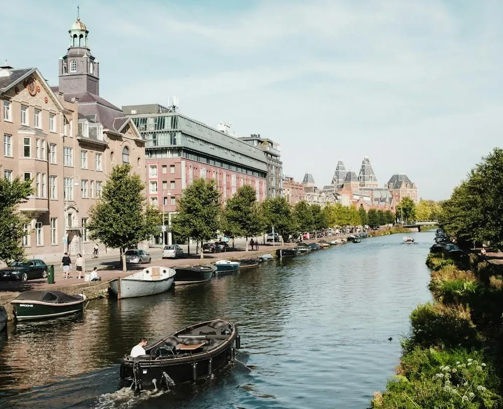 Boek een prive rondvaart in een luxe sloep met ervaren gids bij FRSDS